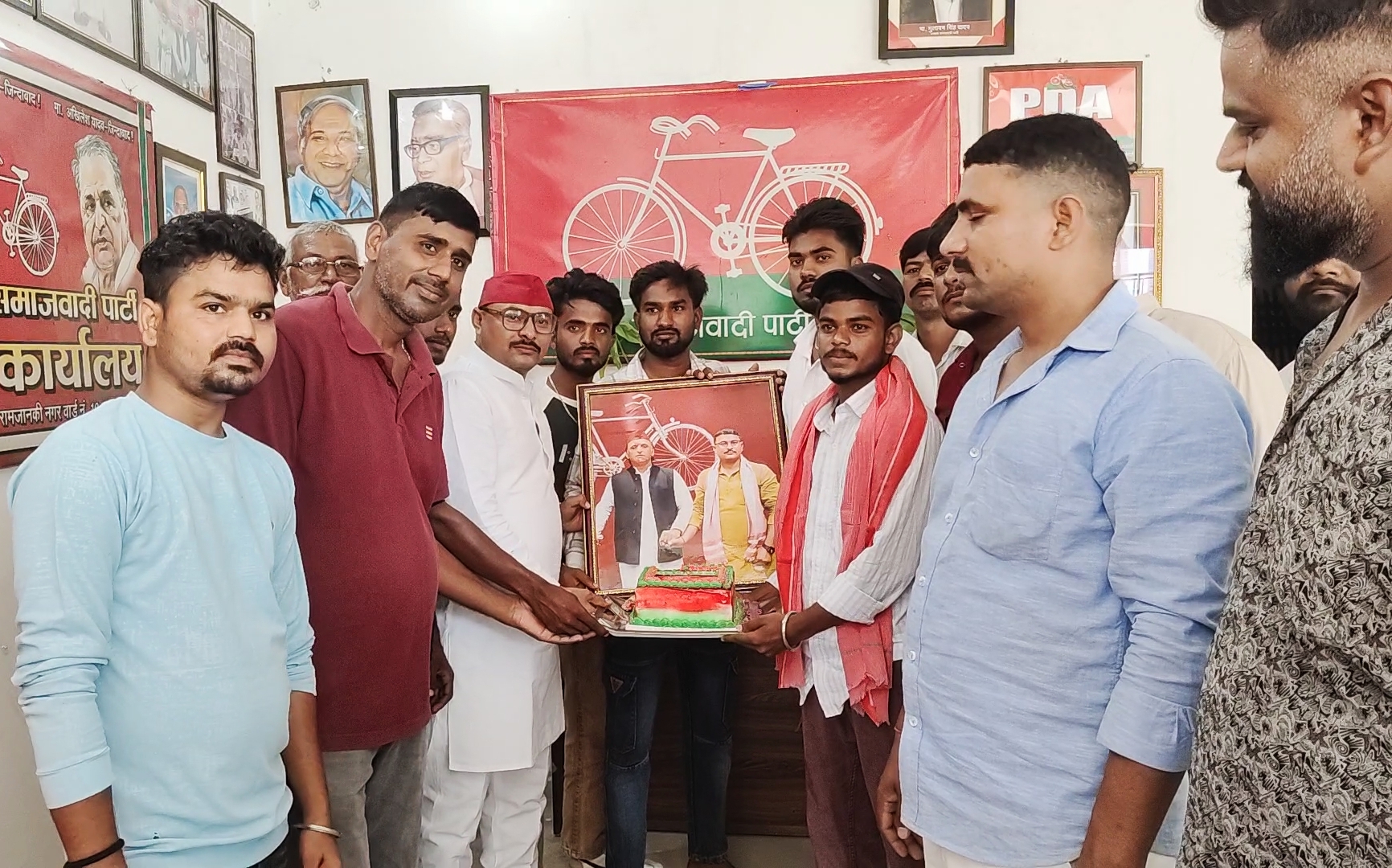 राष्ट्रीय सचिव लोहिया वाहिनी बैजू यादव के नेतृत्व में मनाया गया अखिलेश यादव का 53वां जन्मदिन, 53 पौधों का हुआ वितरण