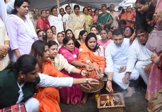 पीएम मोदी की सद्बुद्धि के लिए कांग्रेस ने किया यज्ञ, दिग्विजय सिंह बोले- 1.11 लाख का चंदा दिया, अब अयोध्या कोर्ट में वाद दायर करेंगे