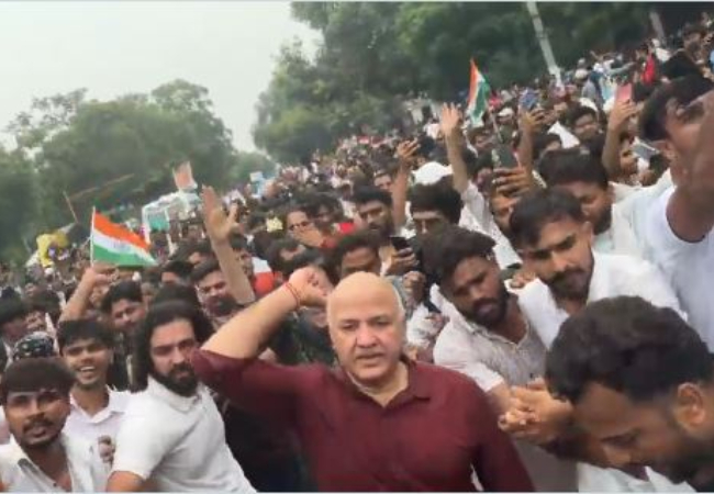 जंतर-मन्तर पर आज जनता का डर हो चुका है छूमंतर, तानाशाही के डर से मुक्त जनता निकली है आज घर से : मनीष सिसौदिया