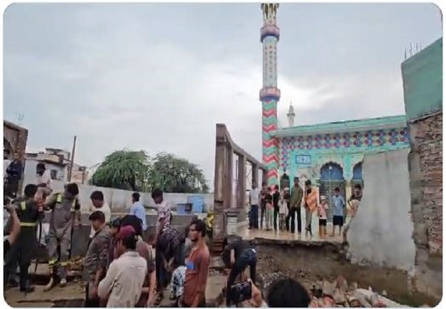 बुलंदशहर में भारी बारिश से मस्जिद की दीवार ढही, 2 लोगों की मौत, 4 घायल