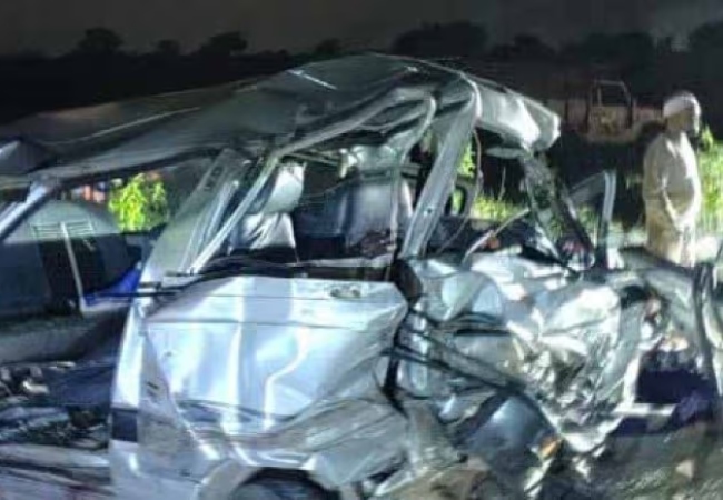 कर्नाटक में ट्रक और कार की आमने-सामने जोरदार भिड़ंत, धारवाड़ के 7 दोस्तों की मौत, 2 गंभीर