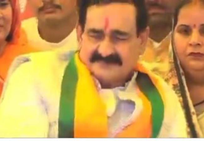 Video-दिल का दर्द आंसू में ब​ह गया, दतिया में मंच से रोने लगे नरोत्तम मिश्रा, इनका टिकट काटकर आशुतोष तिवारी को बीजेपी ने बनाया है प्रत्याशी