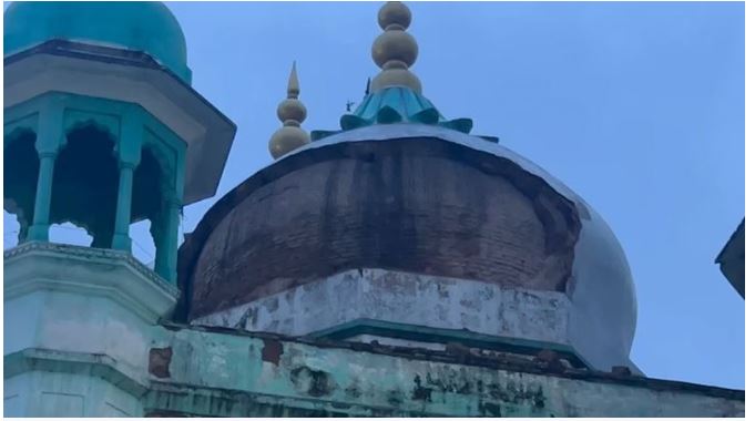 मथुरा की जामा मस्जिद में नमाज के दौरान गिरा गुंबद का हिस्सा, मची अफरा-तफरी, बाल-बाल बचे लोग