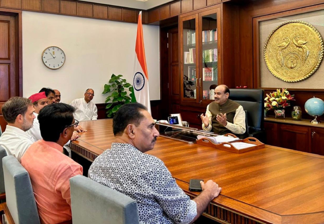राहुल गांधी ने विपक्षी सांसदों संग लोकसभा स्पीकर से की मुलाकात,बोले-कल स्टूडेंट्स से हुई क्रूरता और एग्जाम संकट पर मॉनसून सत्र में विस्तार से हो चर्चा
