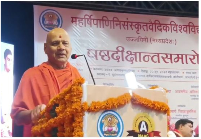 राम मंदिर ट्रस्ट के कोषाध्यक्ष स्वामी गोविंद देव गिरी महाराज उज्जैन पहुंचकर महाकाल के किए दर्शन, चढ़ावा चोरी के सवाल पर साधी चुप्पी