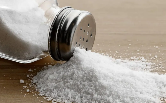 Salt Vastu Upay : नमक के उपाय से दूर होगी कंगाली; नकारात्मक ऊर्जा को सोखने की अद्भुत शक्ति होती है