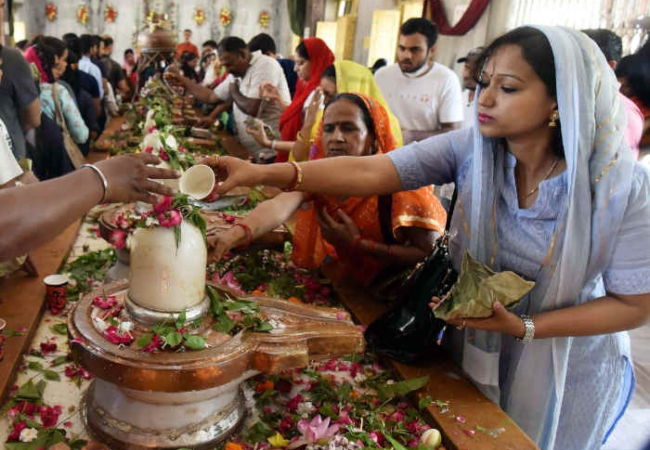 Sawan 2026 : शिव भक्ति माह में दो ग्रहण का है संयोग, कितने पड़ेंगे सोमवार, नाग पंचमी और जानें पूजा विधि
