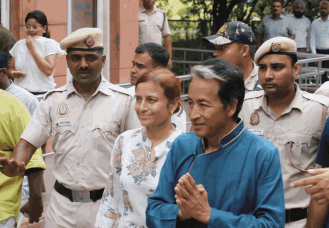सोनम वांगचुक पहुंचे राजघाट, बोले- जनता की आवाज शासक सुनता है,बापू का रास्ता आज भी प्रासंगिक, शांति से रखें अपनी बात