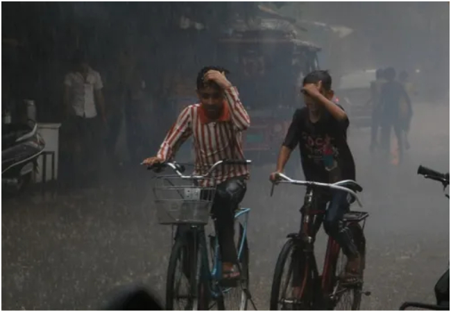 UP Heavy Rain Alert : यूपी में मानसून ने पकड़ी रफ्तार, आज से इन जिलों के लिए भारी बारिश का अलर्ट