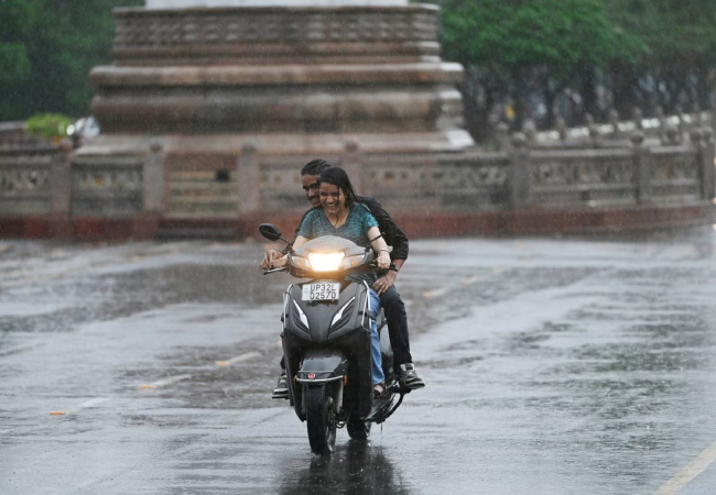 UP Rain Alert : यूपी समेत 4 राज्यों में मूसलाधार बारिश का अलर्ट, बना कम दबाव का क्षेत्र