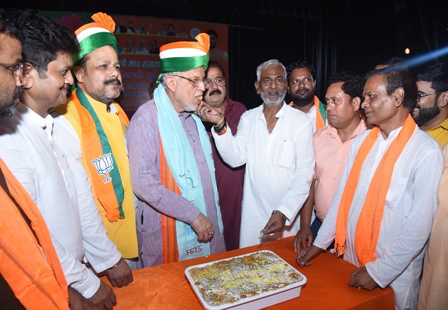 रक्षा मंत्री राजनाथ सिंह के जन्मदिन की पूर्व संध्या पर वाल्मीकि समाज ने काटा मिल्क केक