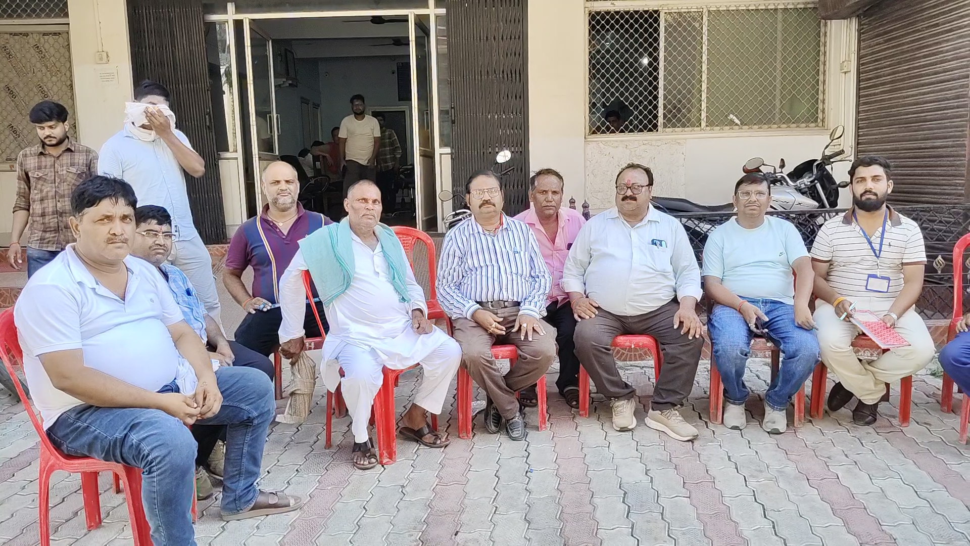 नेपाल कस्टम में भारतीय एजेंटों की समस्याओं पर फूटा आक्रोश, सोनौली में कलमबंद हड़ताल; विदेश मंत्री से हस्तक्षेप की मांग