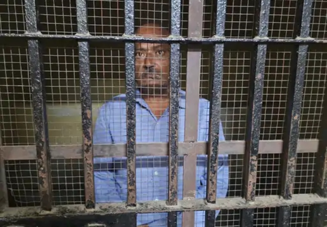 लखनऊ में 4 साल की मासूम से स्कूल वैन ड्राइवर ने किया रेप, आरोपी की तरफ उंगली उठाकर बोली— अंकल ने गंदी हरकत की