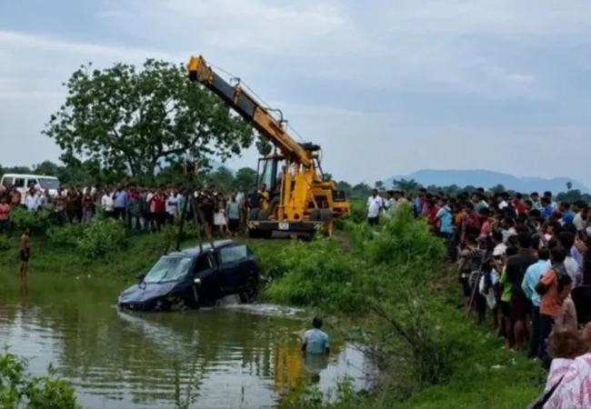 ओडिशा के ढेंकानाल में शादी से लौट रही कार तालाब में गिरी, 5 बारातियों की मौत और 2 गंभीर