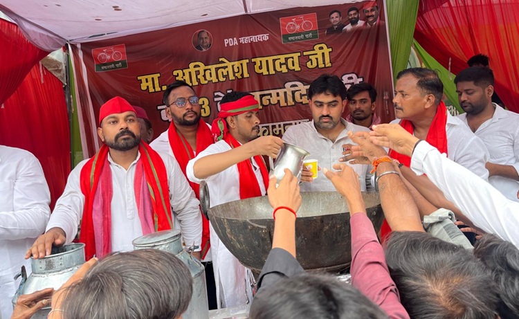 सपा कार्यकर्ताओं ने मनाया अखिलेश यादव का जन्मदिन, मंदिरों में पूजा-पाठ के साथ हुआ भंडारे का आयोजन