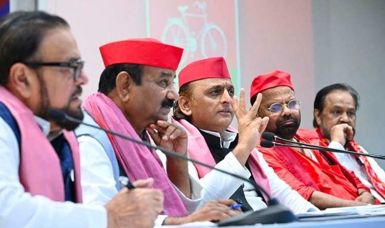 निष्पक्ष चुनाव नहीं होने के कारण भाजपा क्षेत्रीय पार्टियों को तोड़कर अपना बहुमत बनाना चाहती है ताकि वह संविधान के साथ कर सके मनमानी: अखिलेश यादव