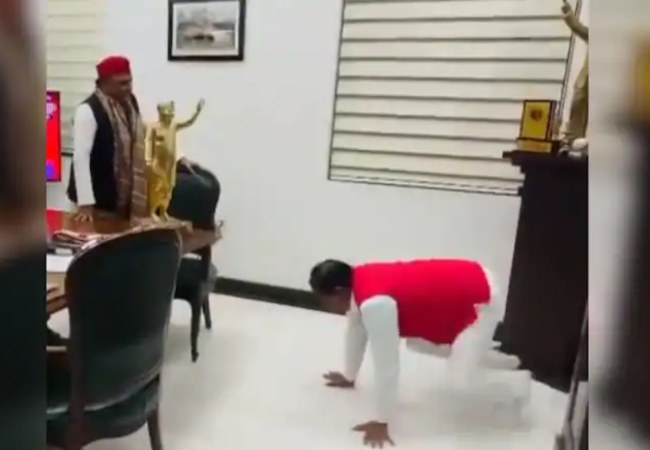 Viral Video : जब सपा नेता सीताराम यादव ने अखिलेश यादव के सामने लगाई दंड-बैठक, जानें क्या है पूरा मामला?