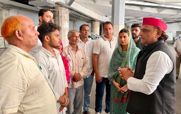 ललिता गौतम हत्याकांड: पीड़ित परिजनों से मिल अखिलेश यादव, कहा-PDA अब सहेगा नहीं