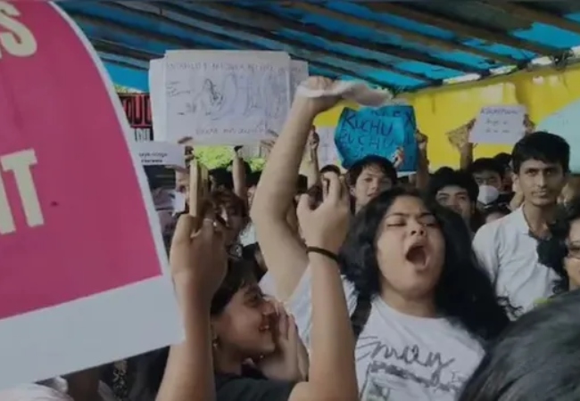 Video-पिता असम सर​कार में मंत्री, Gen-Z बेटी उतरी NEET विरोध में, शिक्षा मंत्री के इस्तीफे की मांग के बीच वीडियो वायरल