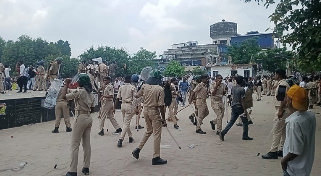 Bihar Band: बिहार बंद के दौरान कई जगहों पर स्थिति तनावपूर्ण, पुलिस ने किया लाठीचार्ज, हिरासत में तेज प्रताप यादव