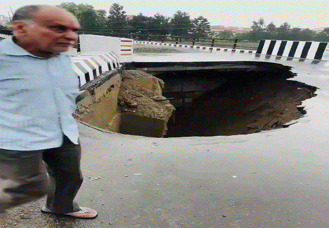 मॉनसून की पहली बारिश नहीं झेल पाया 16 करोड़ का पुल, नंदा चौकी के पास आवाजाही ठप, कांग्रेस बोली-फ्रेंड्स, देखिए BJP का 'करप्शन मॉडल'