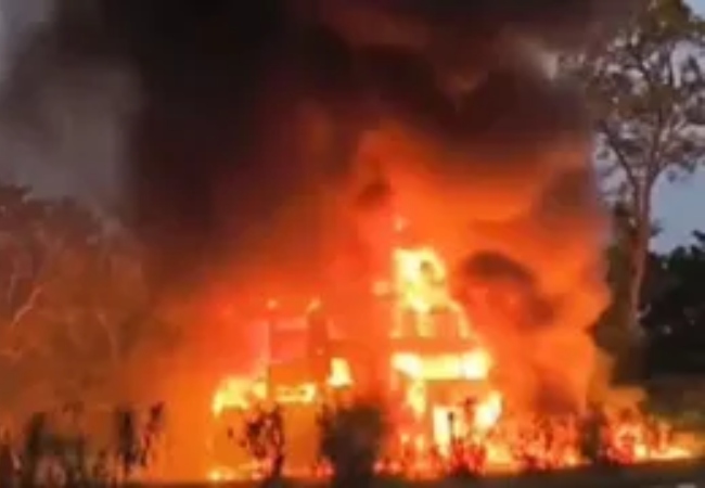 तमिलनाडु में चलती प्राइवेट स्लीपर कोच बस में लगी भीषण आग, 23 यात्री थे सवार