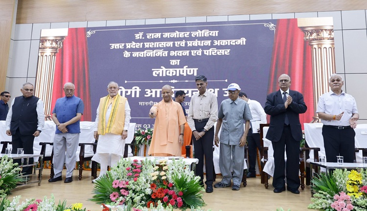 प्रशासन में नवाचार, दक्षता एवं उत्कृष्टता का समावेश सुशासन की है आधारशिला: सीएम योगी
