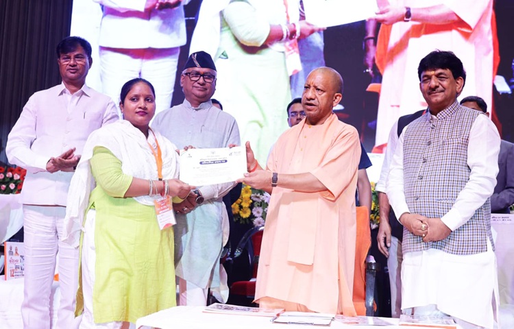 आज हर युवा को विश्वास है डबल इंजन की सरकार उनके भविष्य के साथ किसी को खिलवाड़ नहीं करने देगी: सीएम योगी