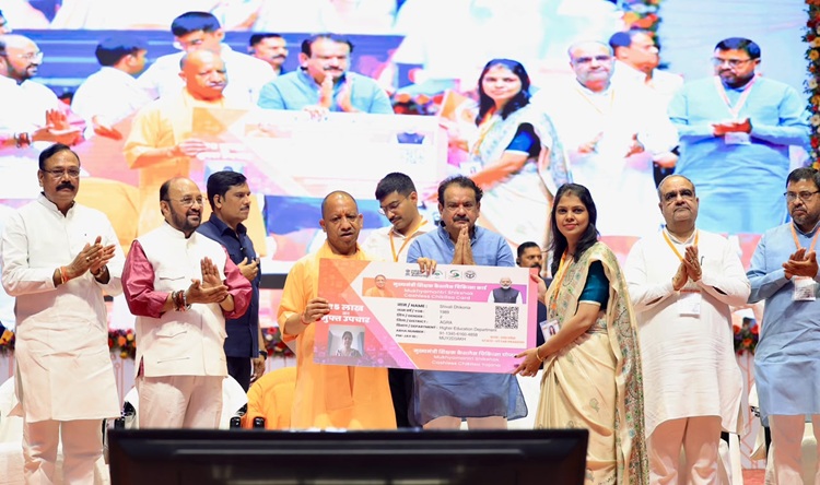 'मुख्यमंत्री शिक्षक कैशलेस चिकित्सा योजना' का शुभारंभ, सीएम बोले-शिक्षकों के सम्मान, सुरक्षा और कल्याण के प्रति प्रतिबद्ध है 'नया उत्तर प्रदेश'
