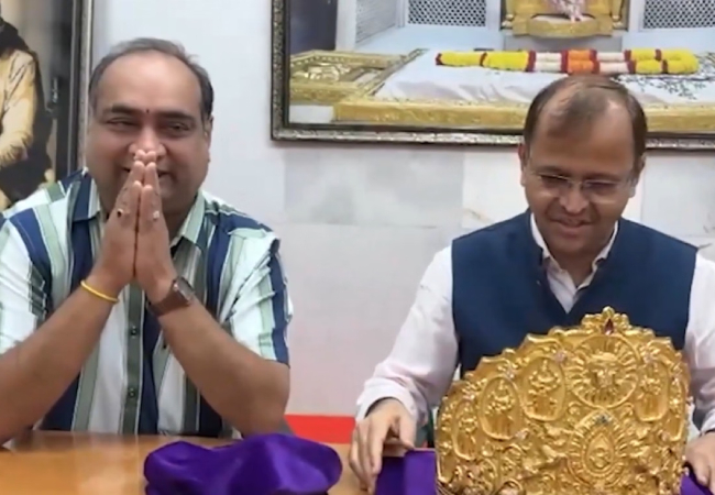 गुरु पूर्णिमा पर साईं बाबा को किसने चढ़ाया 1.05 करोड़ का सोने का मुकुट, देखिए वीडियो