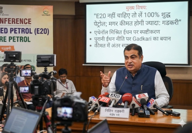 E20 विवाद पर नितिन गडकरी का बड़ा बयान, 100% शुद्ध पेट्रोल के लिए चुकानी होगी ज्यादा कीमत