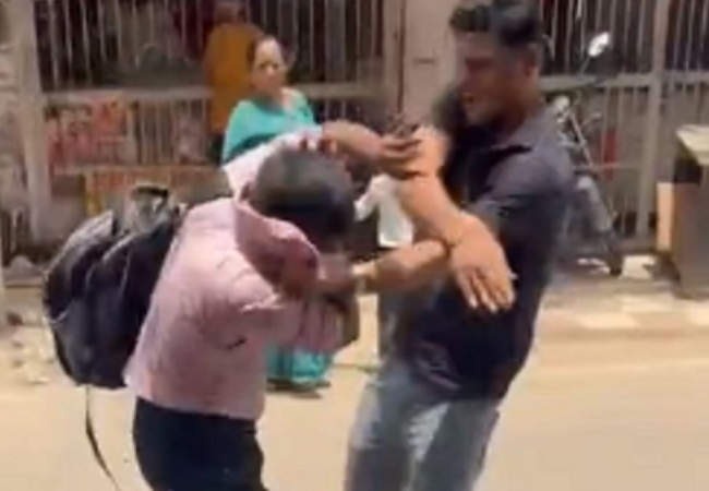 Video-गाजियाबाद: होटल में पत्नी को बॉयफ्रेंड के साथ पकड़ा, पति ने बीच सड़क पर जमकर कूटा
