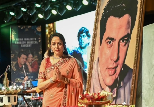 60 साल के सफर का जश्न, भावुक हुईं हेमा मालिनी, धर्मेंद्र को याद कर दी श्रद्धांजलि