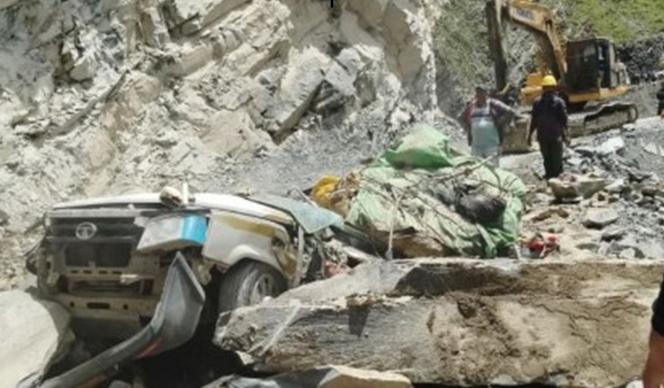 Himachal News: हिमाचल प्रदेश में दर्दनाक हादसा, चट्टान गिरने से मलबे के नीचे टैक्सी दबने से 13 लोगों की मौत
