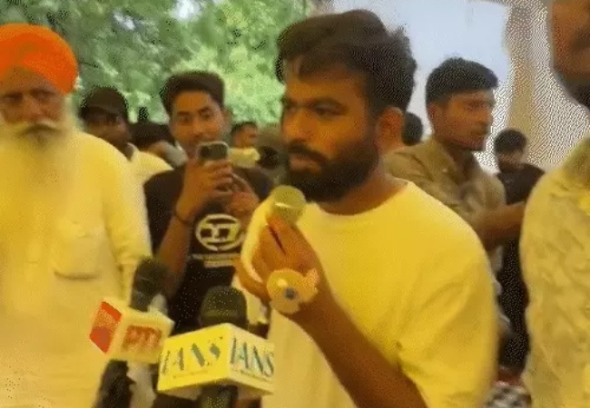 दीपके बोले- क्या कह रहे थे, इस सरकार में इस्तीफे नहीं होते... जानिए धर्मेंद्र प्रधान के इस्तीफे के बाद जंतर-मंतर में क्या हुआ