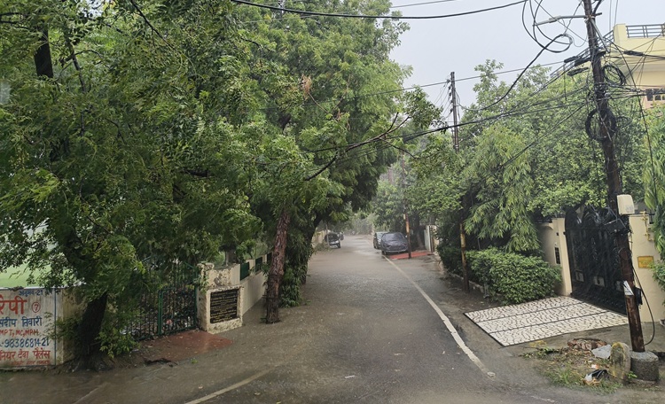Rain in Lucknow: भीषण गर्मी से लोगों को मिली राहत, लखनऊ में हुई झमाझम बारिश