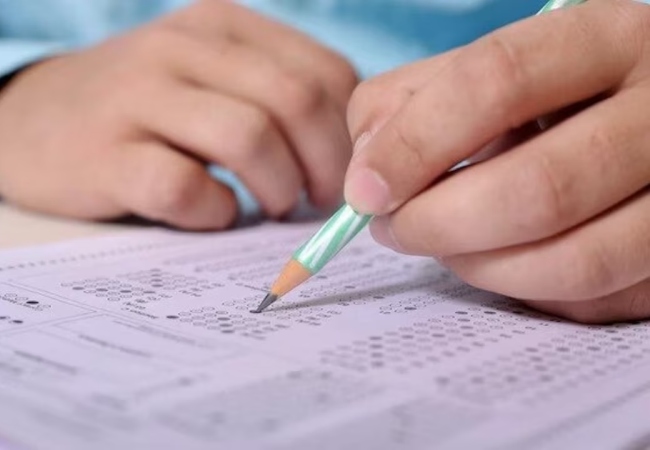नीट-यूजी 2026 री-एग्जाम पर नया बवाल, छात्रों ने लगाया नंबर घटाने का आरोप, NTA ने दावों को बताया 'फर्जी'