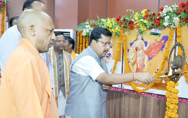 हनुमान सेतु दर्शन के लिए पहुंचे नितिन नवीन, कहा-उत्तर प्रदेश विकास के पैमाने पर बढ़ रहा आगे