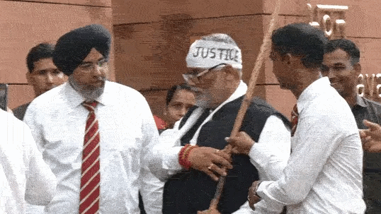 ‘जस्टिस’ की पट्टी बांध संसद पहुंचे पप्पू यादव, छात्र प्रदर्शन पर पुलिस कार्रवाई को लेकर सरकार को घेरा
