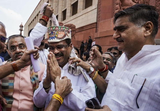 संसद परिसर में धर्मेंद्र प्रधान के स्वागत पर राहुल गांधी बोले- 'यह बच्चों के भविष्य की बर्बादी का जश्न है'