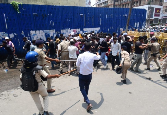 बिहार बंद: पटना में पथराव के बाद लाठीचार्ज हुआ, तेज प्रताप यादव को हिरासत में लिया गया, राज्यभर में 70 हजार जवानों की तैनाती