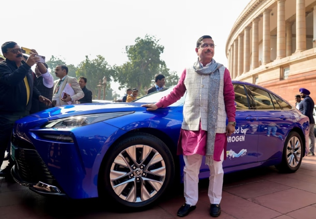 जब खास कार से संसद पहुंचे, प्रह्लाद जोशी तो हर कोई रह गया हैरान, Toyota Mirai ने खींचा सबका ध्यान
