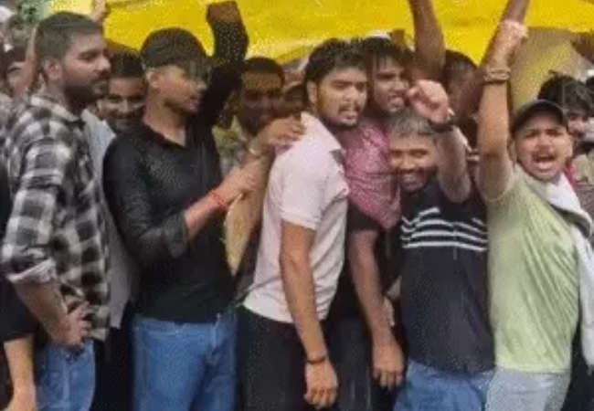प्रयागराज में 10 हजार छात्र सुबह से प्रदर्शन कर रहें, इस्तीफे की खबर सुन टी-शर्ट लहरा हवा में झूम उठे