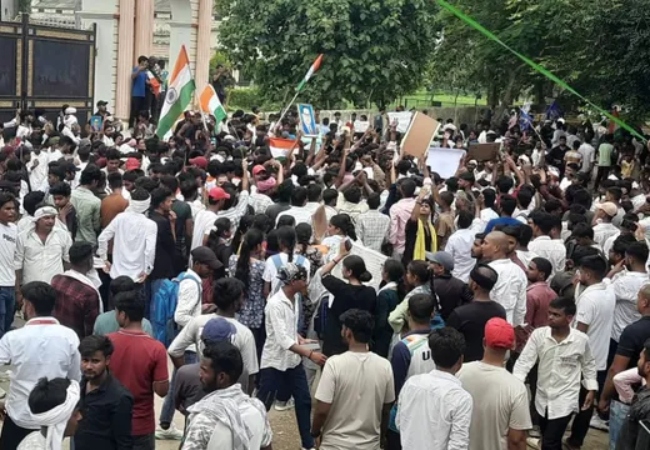 शिक्षा मंत्री के इस्तीफे की मांग को लेकर गाजीपुर में छात्रों और विभिन्न संगठनों ने किया उग्र प्रदर्शन