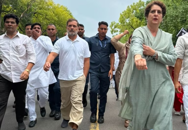 PM आवास के बाहर कांग्रेस का धरना जारी, केंद्रीय मंत्री पहुंचे; राहुल गांधी ने रखीं 5 मांगें