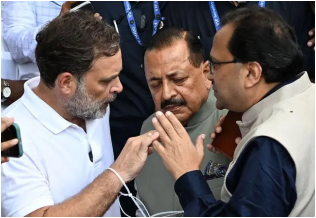 राहुल गांधी के धरने पर बैठते यूं ही नहीं केंद्रीय मंत्री बात करने पहुंचे थे? मोदी सरकार का विपक्ष से प्यार नहीं बल्कि ये है डर