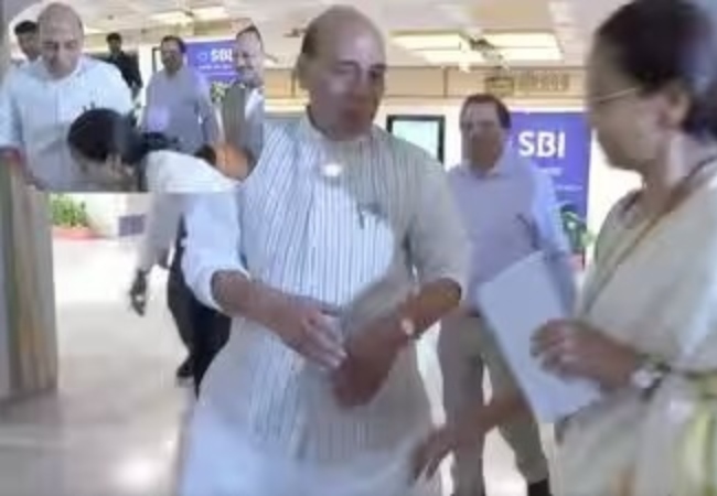 दिल्ली की सर्वदलीय बैठक के बाद दिखा सम्मान का अनोखा दृश्य, राजनाथ सिंह के पैर छूते नजर आयीं सुप्रीया सूले