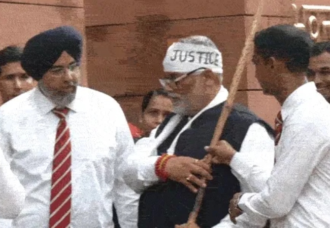 ‘जस्टिस’ की पट्टी बांध संसद पहुंचे पप्पू यादव, छात्र प्रदर्शन पर पुलिस कार्रवाई को लेकर सरकार को घेरा