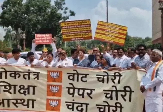 लोकसभा में पेपर लीक से जुड़ा परीक्षा संशोधन बिल पेश, विपक्ष के हंगामे से कार्यवाही कई बार स्थगित