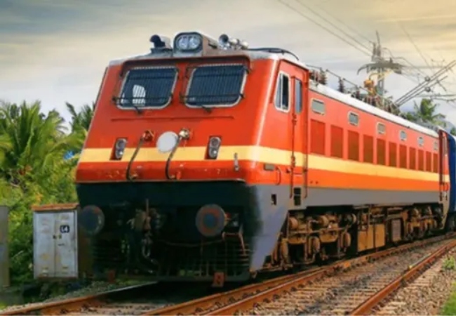 रोहतास में ट्रेन की चपेट में आने से फल लेने निकले युवक की मौत, पांच महीने पहले हुई थी शादी